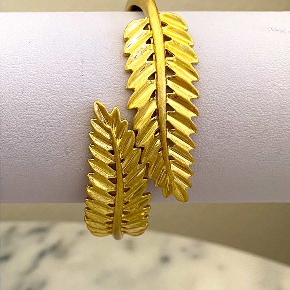 Best in jewelry and accessories -Brand new Gold tone leaf cut bracelet - Picture 2 of 3